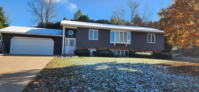 $354,000 | 1555 West Golf Drive, Platteville, WI 53818