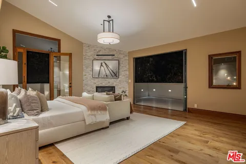 $5,950,000 | 2468 Coldwater Canyon Drive, Beverly Hills, CA 90210