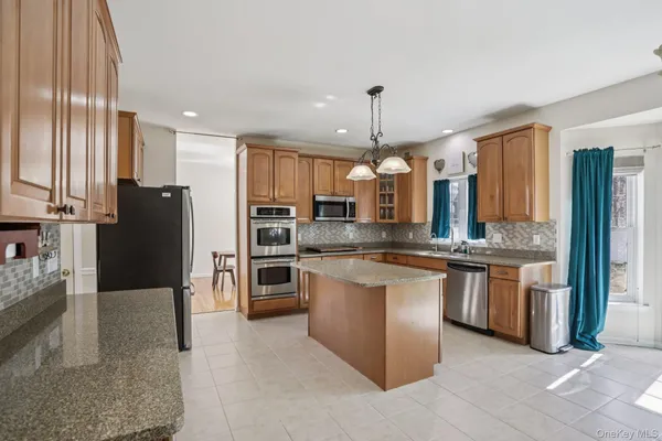 $785,000 | 3015 Molly Pitcher Drive, New Windsor, NY 12553