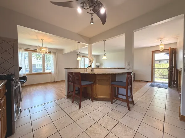 $2,950 | 6944 West 106th Place, Worth, IL 60482