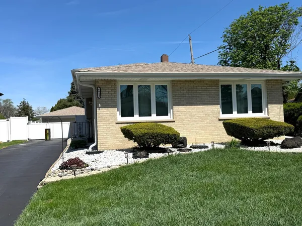 $2,950 | 6944 West 106th Place, Worth, IL 60482