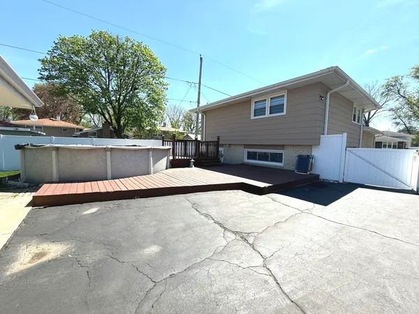 $2,950 | 6944 West 106th Place, Worth, IL 60482