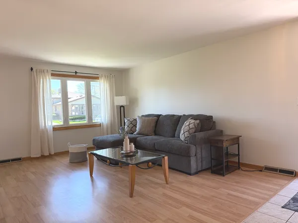 $2,950 | 6944 West 106th Place, Worth, IL 60482