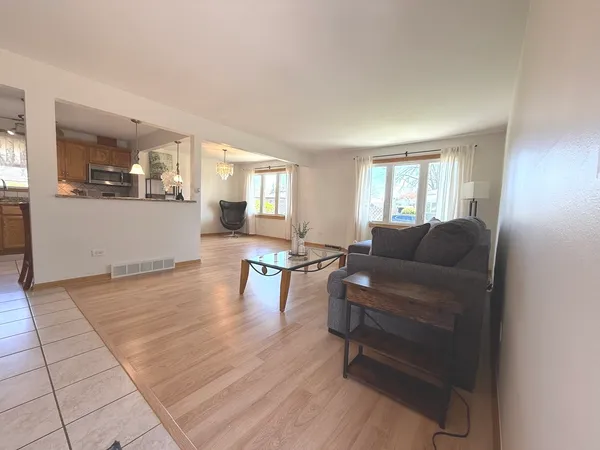 $2,950 | 6944 West 106th Place, Worth, IL 60482