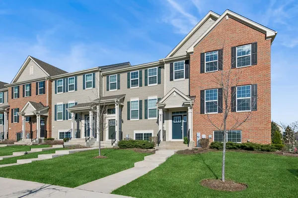 $3,000 | 511 Cimmaron Circle, Crystal Lake, IL 60012