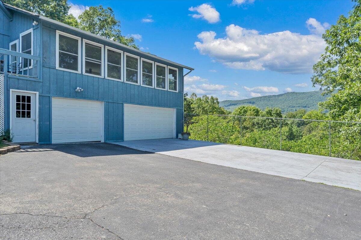 581 Idle Acres Road Fincastle, VA 24090 - Photo 2 of 95 034-MIB03567