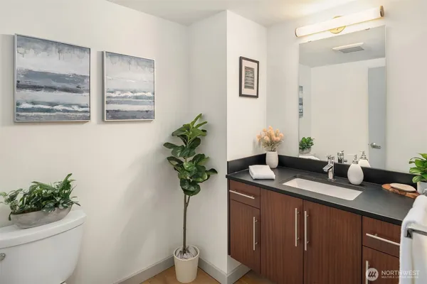 $525,000 | 401 9th Avenue North, Unit 102, Seattle, WA 98109