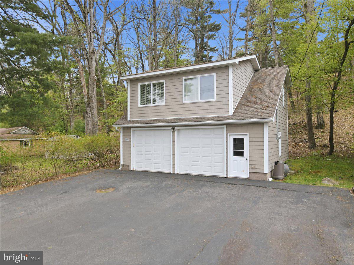 114 Shore Road Tafton, PA 18464 - Photo 5 of 137