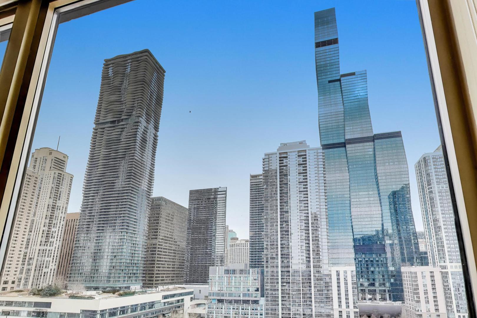 360 East Randolph Street, Unit 1007 Chicago, IL 60601 - Photo 16 of 28 a view of a balcony