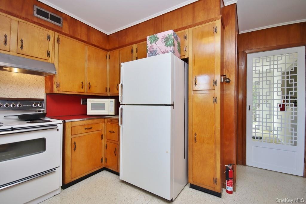 10 Lakeview Road Ossining, NY 10562 - Photo 9 of 38 Kitchen has wood cabinetry