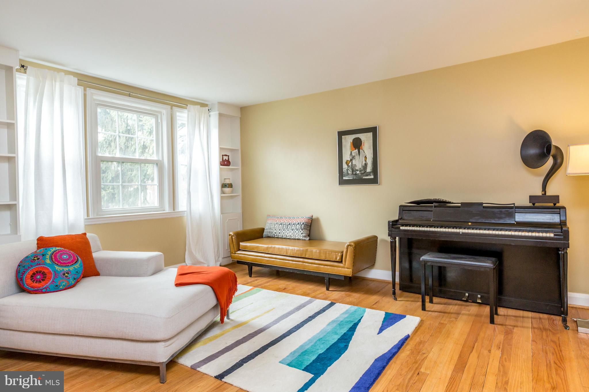 216 Gaywood Road Baltimore, MD 21212 - Photo 2 of 30 Living Room