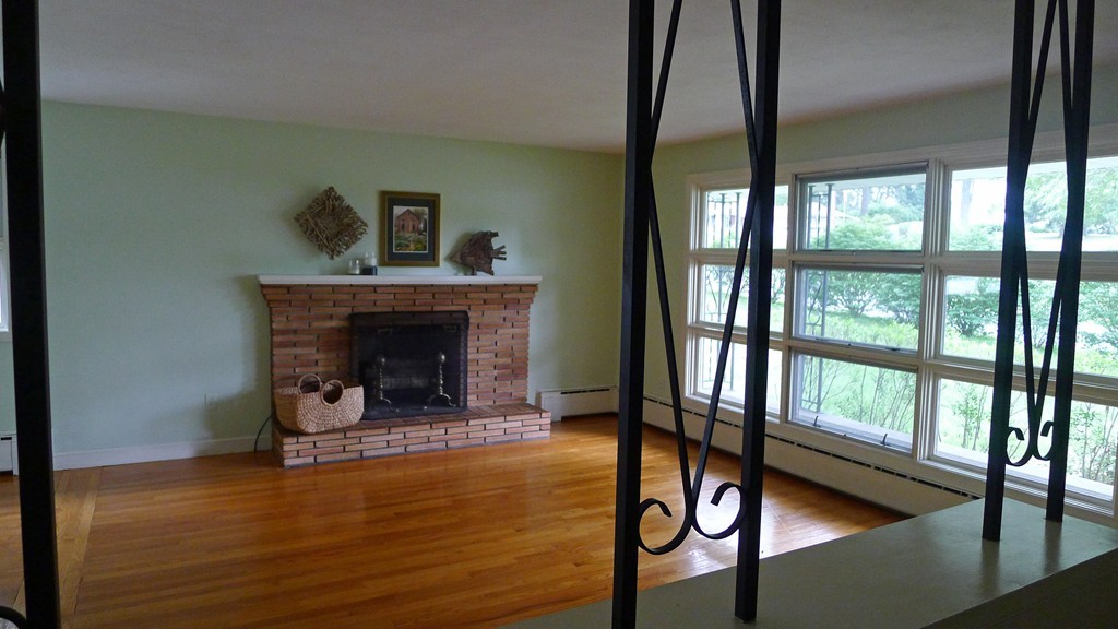 271 Newton Road Springfield, MA 01118 - Photo 3 of 30