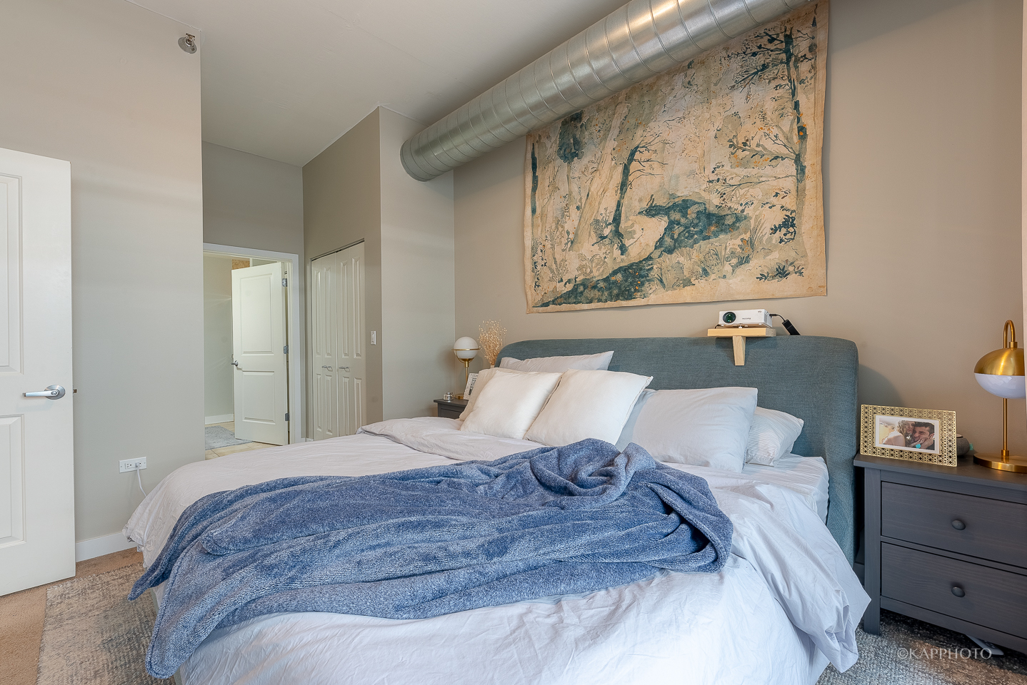 901 West Madison Street, Unit 512 Chicago, IL 60607 - Photo 20 of 36 a bedroom with a bed and a painting on the wall