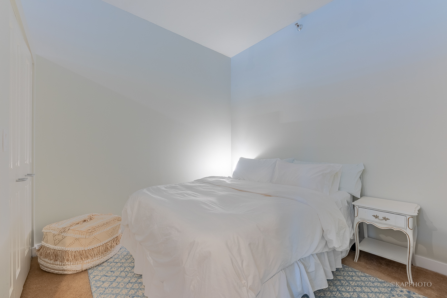 901 West Madison Street, Unit 512 Chicago, IL 60607 - Photo 24 of 36 a bedroom with a bed and a chair