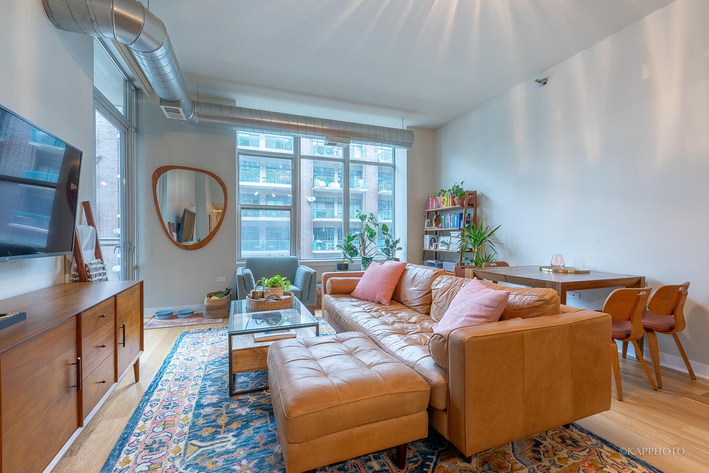 901 West Madison Street, Unit 512 Chicago, IL 60607 - Photo 6 of 36 a living room with furniture and a large window