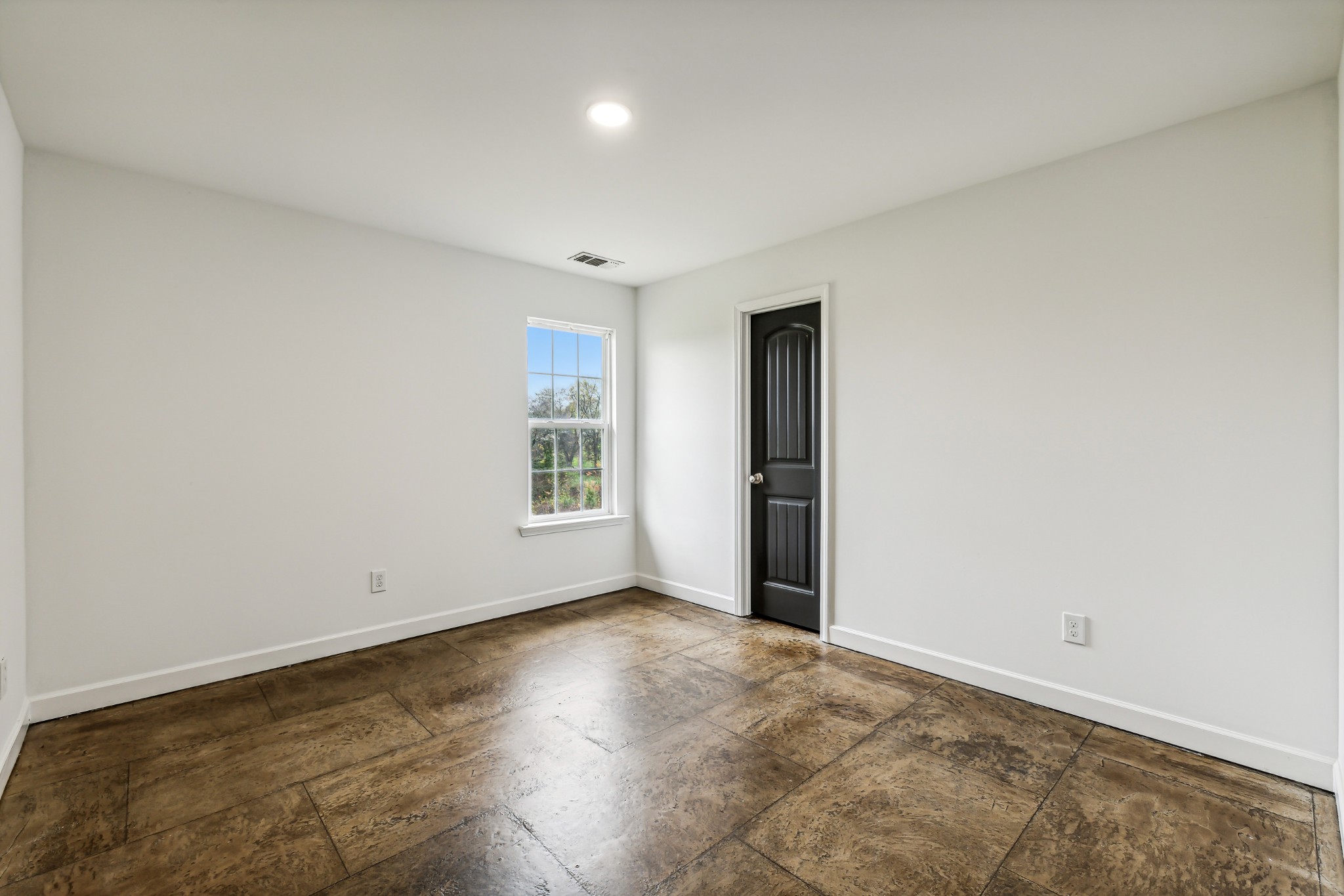 3772 Beasleys Bend Road Lebanon, TN 37087 - Photo 12 of 25 an empty room with windows and closet