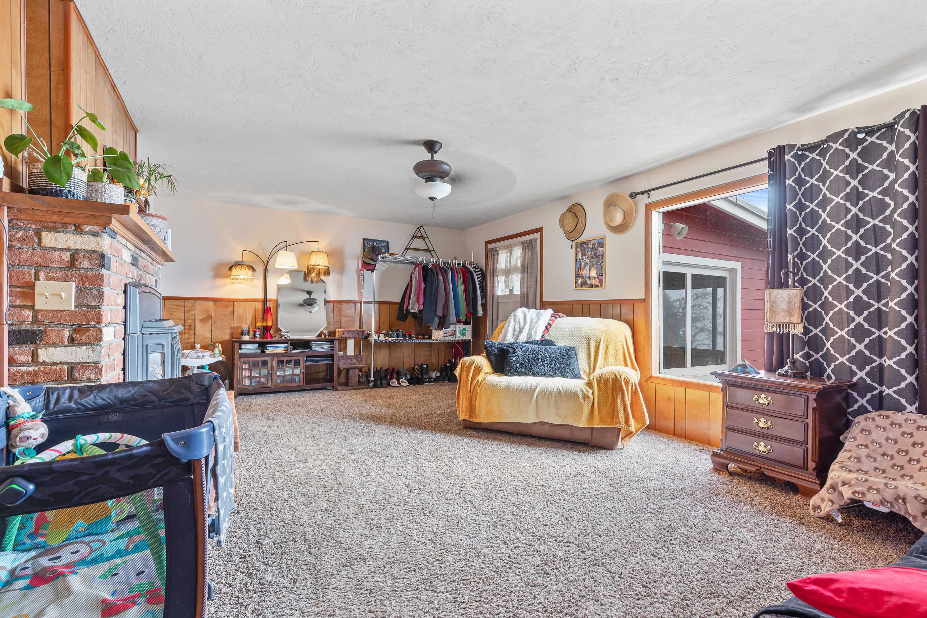 6380 Tunnel Loop Road Grants Pass, OR 97526 - Photo 76 of 83 Farmhouse Living Room