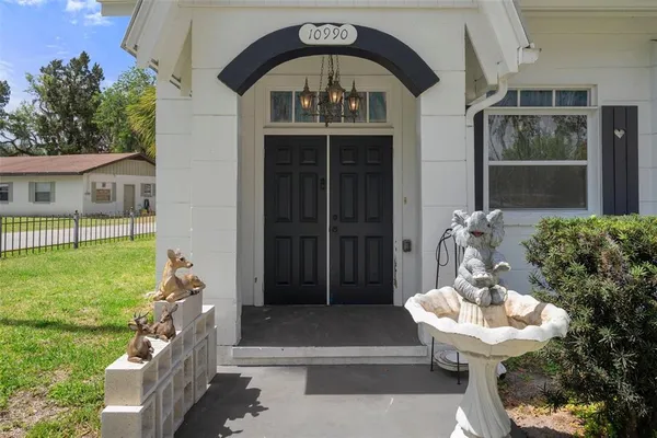 a view of a entrance of the house