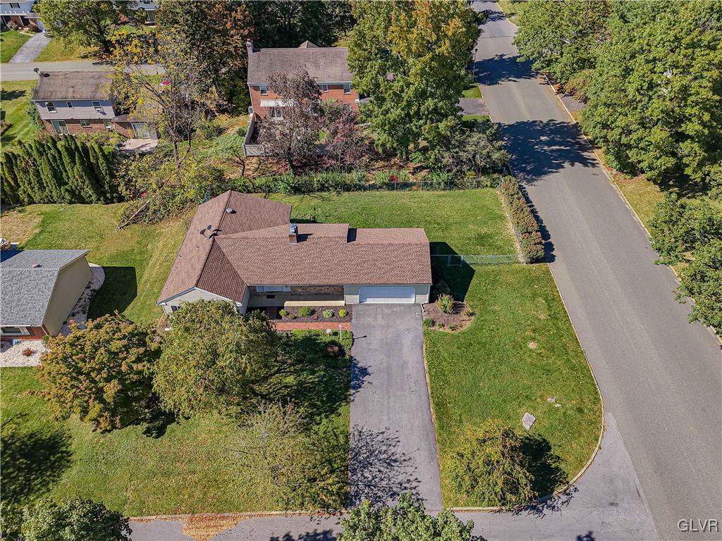 1426 Stoneridge Road Allentown, PA 18104 - Photo 6 of 50 Gallery Image 6