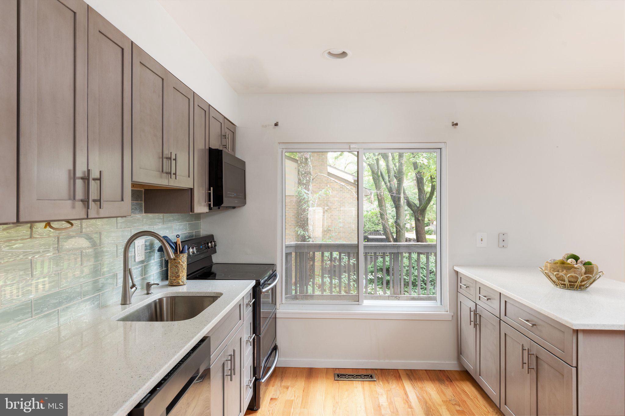 11098 Saffold Way Reston, VA 20190 - Photo 5 of 32