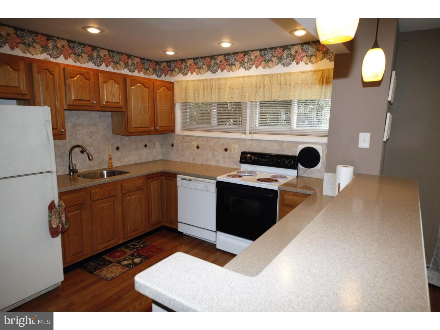18 Goldengate Road Levittown, PA 19057 - Photo 11 of 25 Kitchen