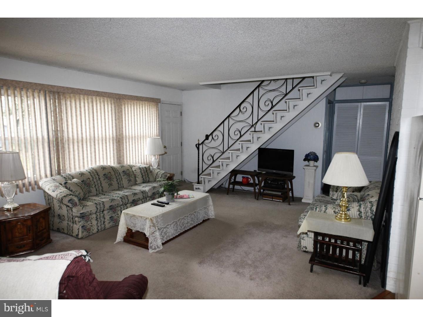 18 Goldengate Road Levittown, PA 19057 - Photo 6 of 25 Living Room