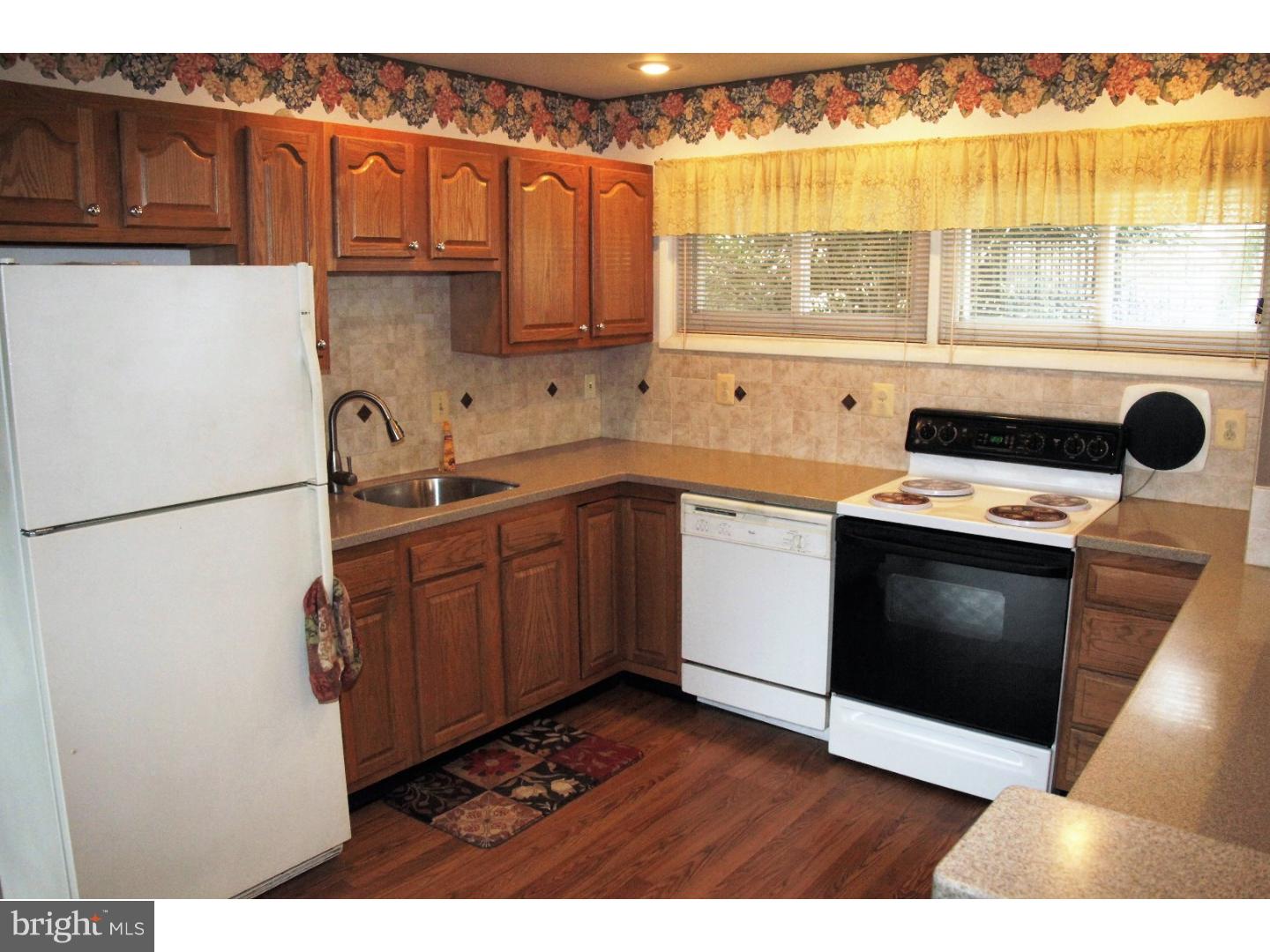 18 Goldengate Road Levittown, PA 19057 - Photo 9 of 25 Kitchen
