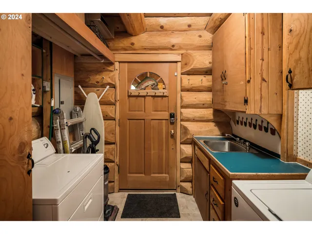 $1,295,000 | 58200 East Marmot Road, Sandy, OR 97055