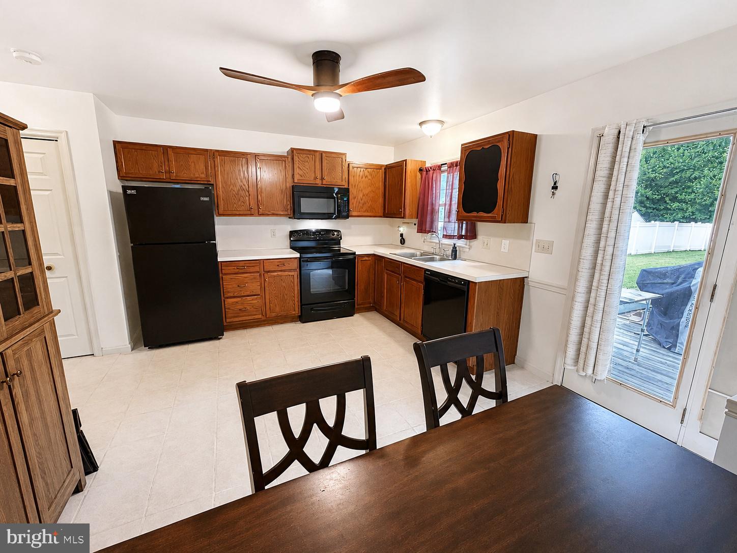 279 Radio Road Elizabethtown, PA 17022 - Photo 6 of 25 Eat in Kitchen w/ All Appliances & Pantry
