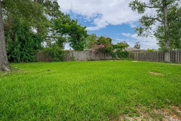 a view of an house with backyard and a garden