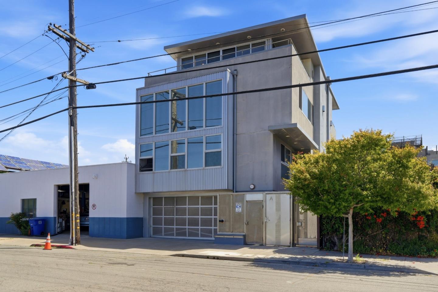 2709 Tenth Street, Unit C Berkeley, CA 94710 - Photo 4 of 44 a front view of a house with a garden