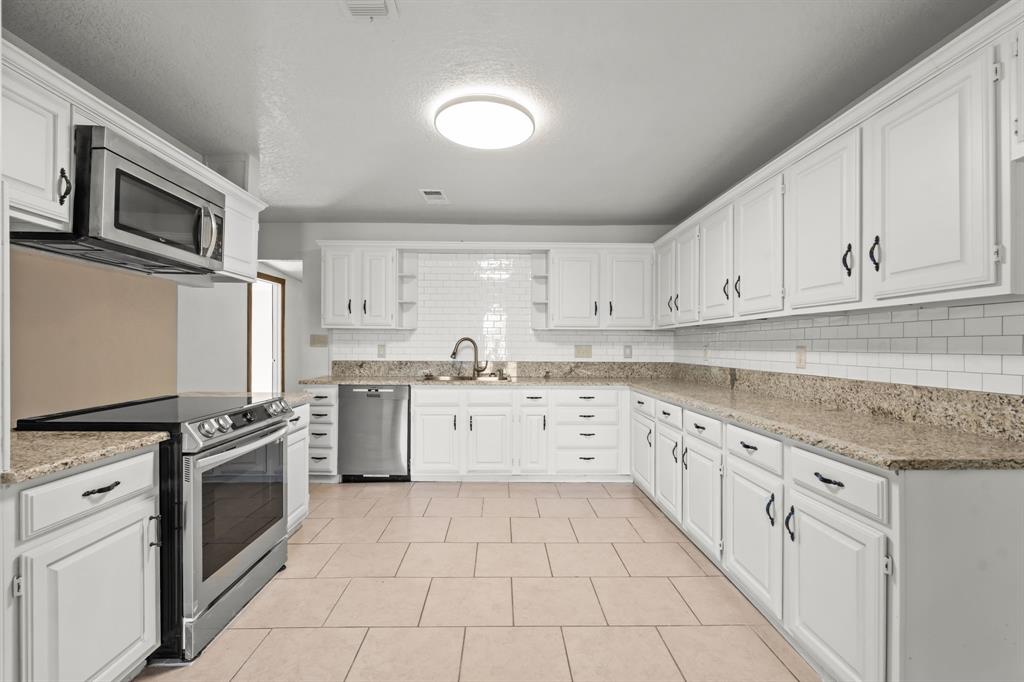 150 Sandlin Court Springtown, TX 76082 - Photo 1 of 39