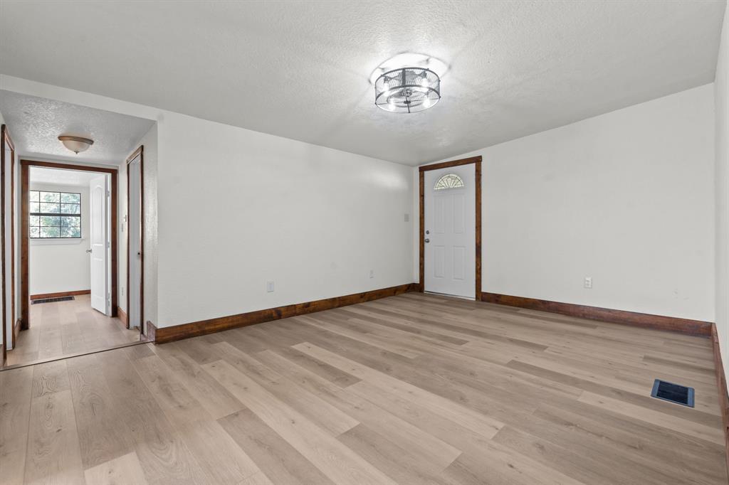 150 Sandlin Court Springtown, TX 76082 - Photo 20 of 39 Large bonus room.