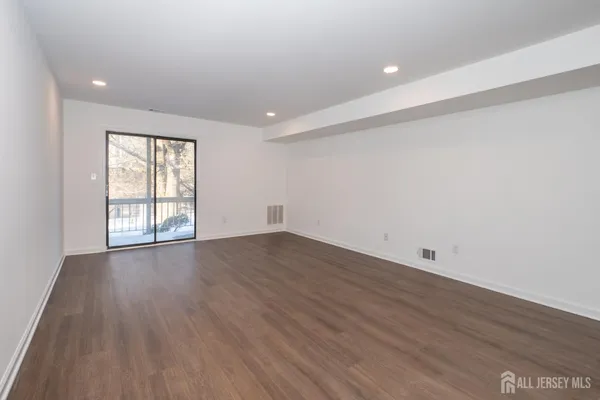 $2,500 | 801 Woodbridge Commons Way, Iselin, NJ 08830