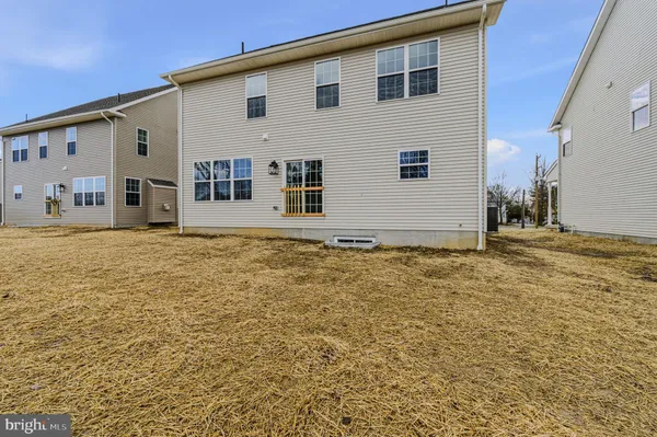 a view of a house with backyard