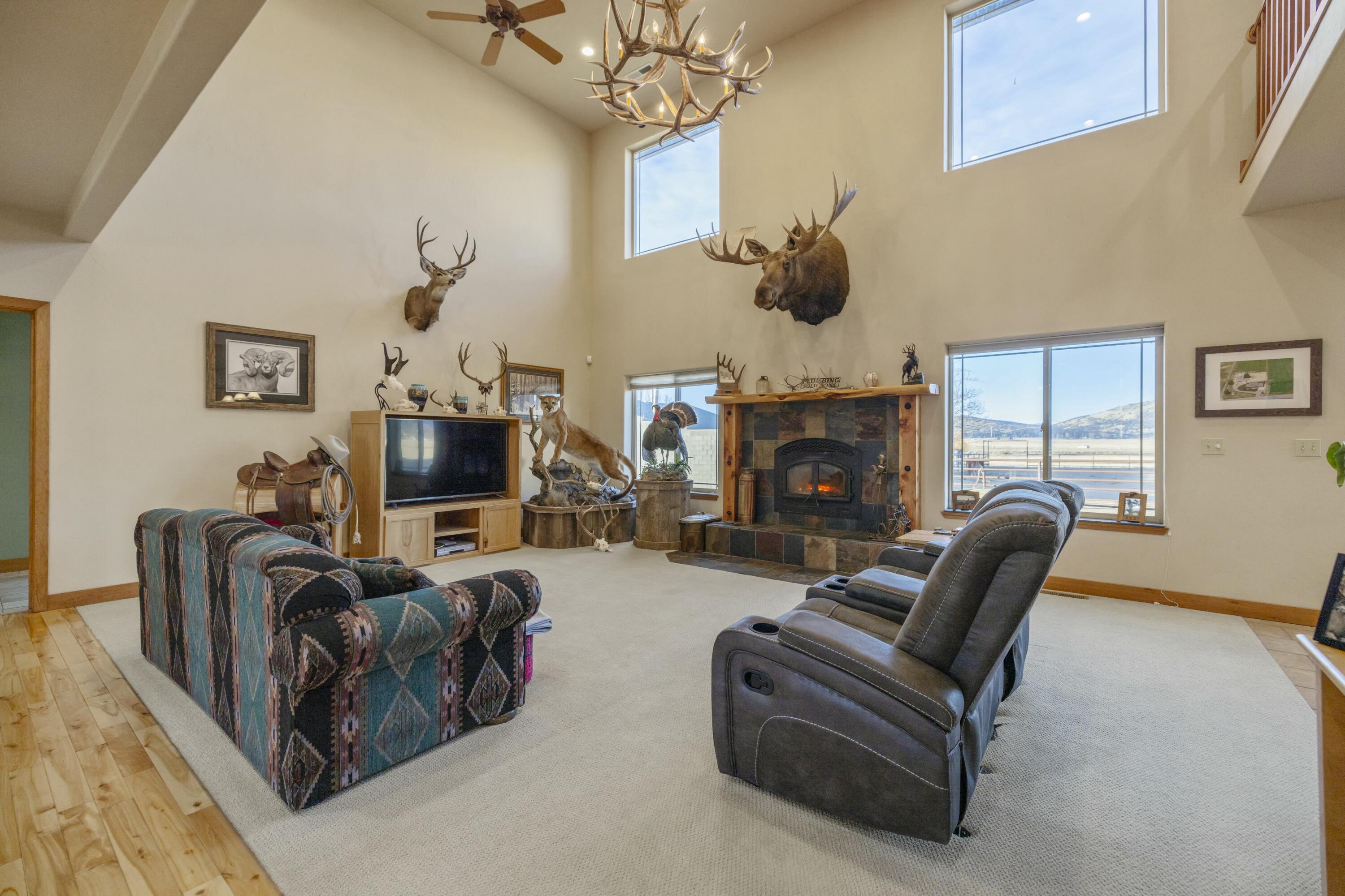 11251 Crystal Springs Road Klamath Falls, OR 97603 - Photo 4 of 64 living room