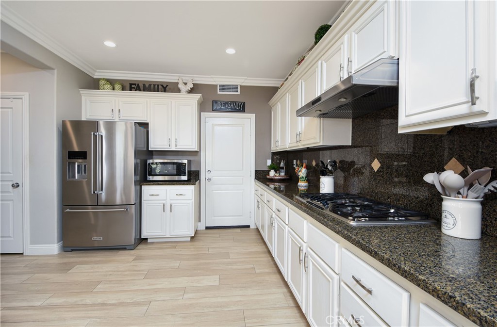 8578 Hunt Canyon Road Corona, CA 92883 - Photo 17 of 75 Kitchen