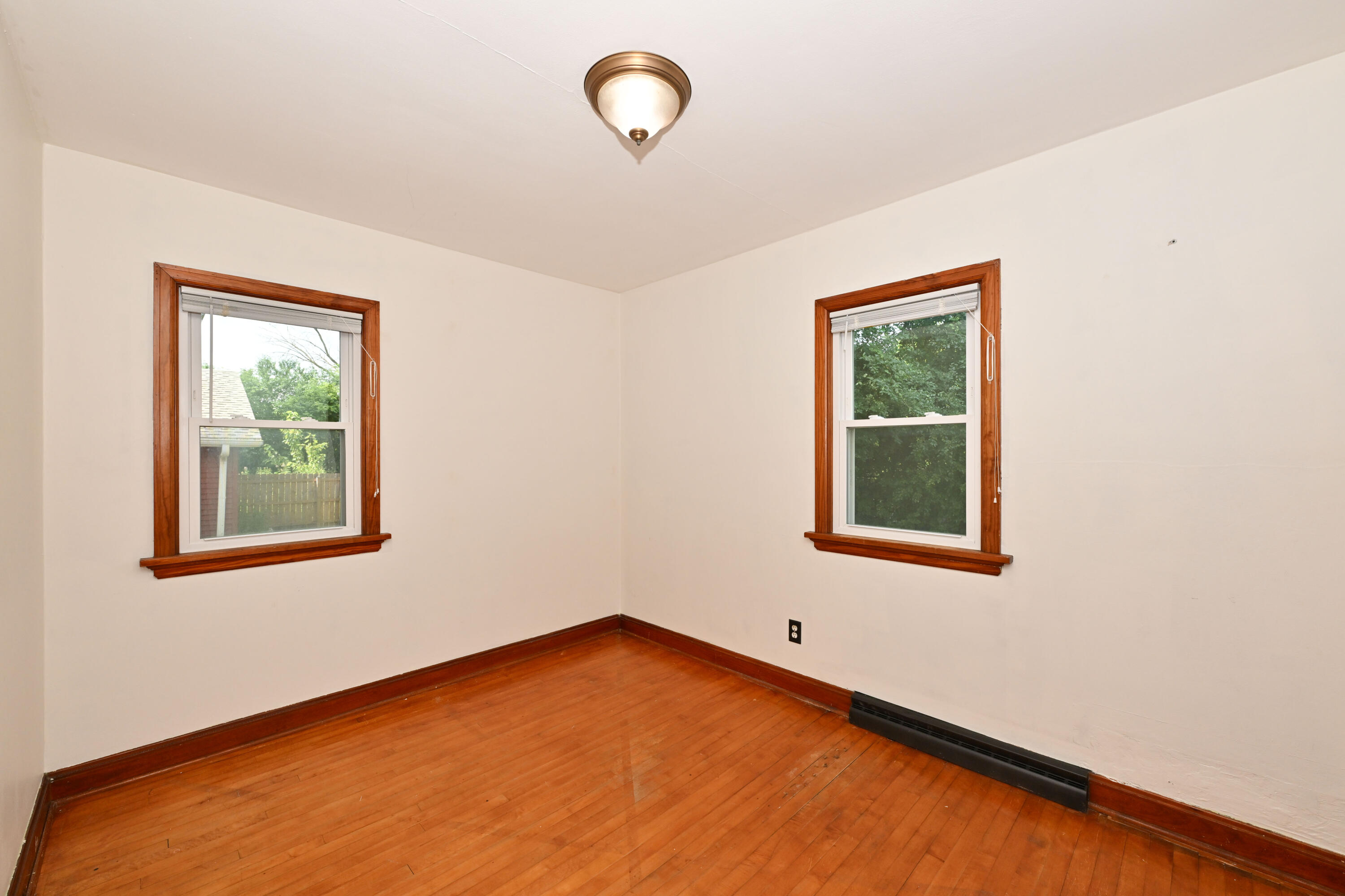 8001 West Cold Spring Road Greenfield, WI 53220 - Photo 9 of 24 Bed #2