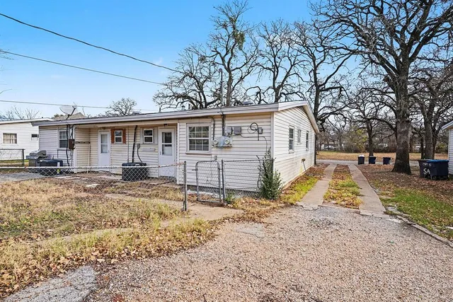 a view of a yard with a house