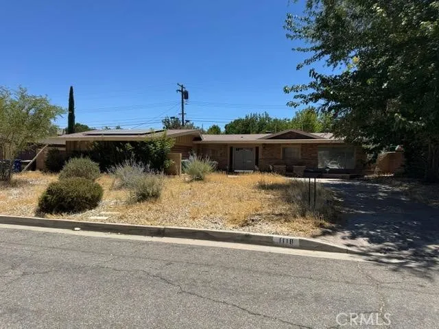 a view of a water fountain in the middle of a yard