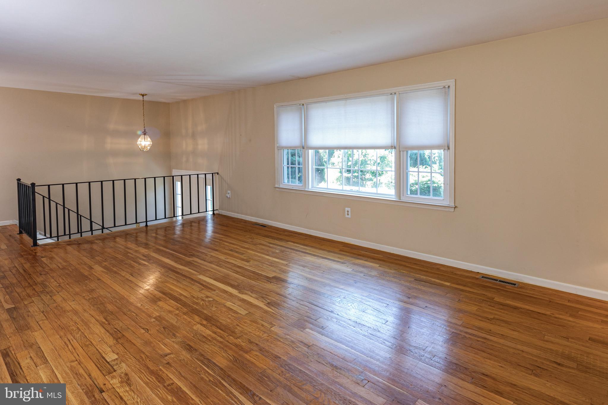 1018 Upper River Road Ewing, NJ 08628 - Photo 3 of 31 Living room