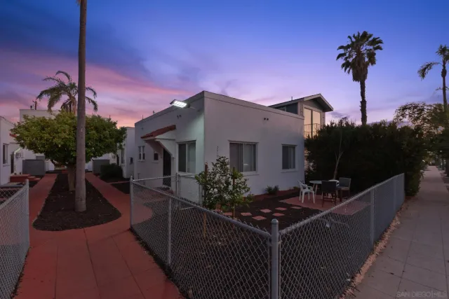 a view of a house with backyard