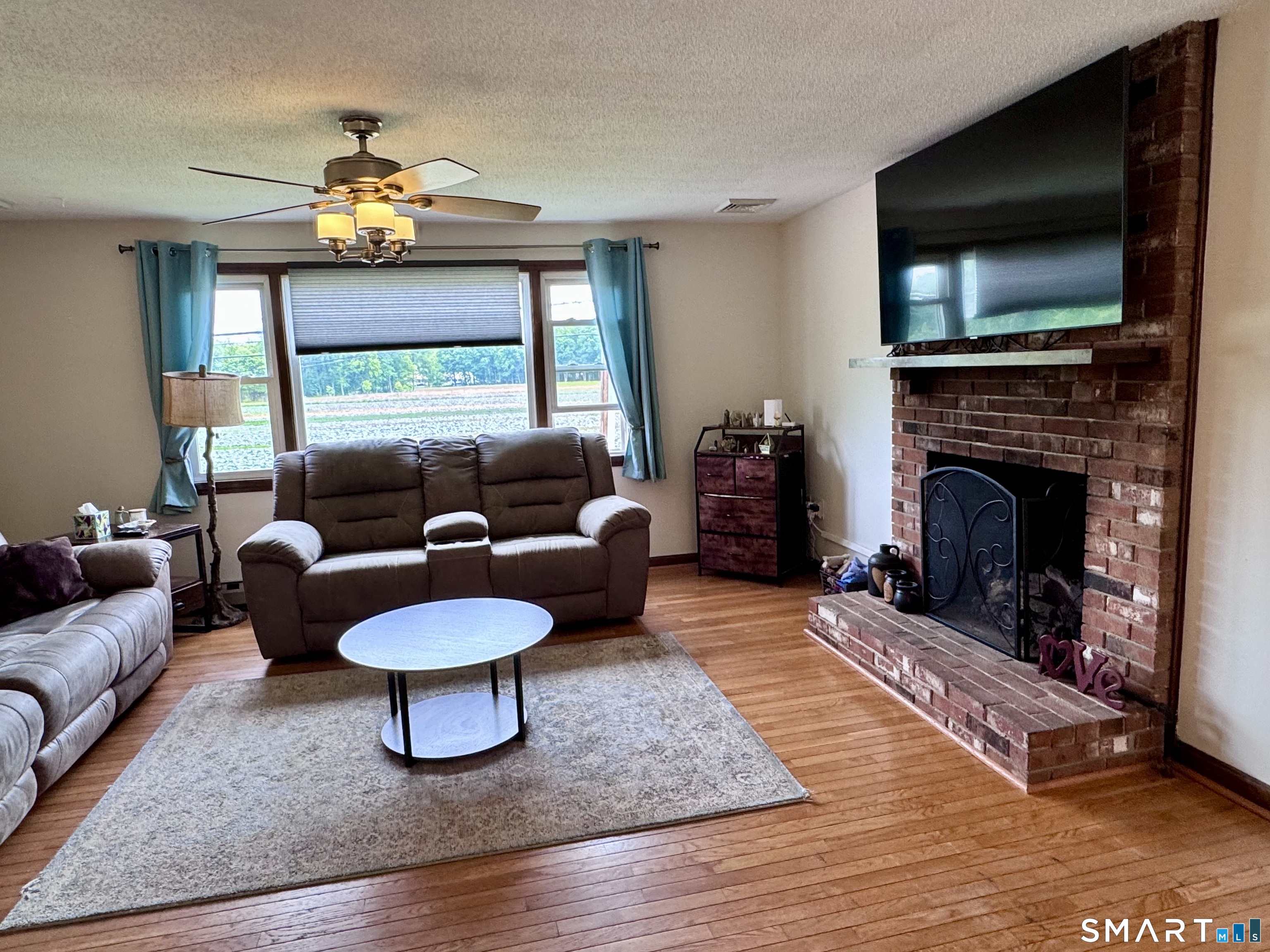 24 Middle Road Enfield, CT 06082 - Photo 6 of 38