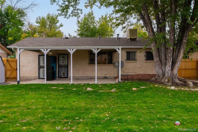 a view of front of a house with a yard