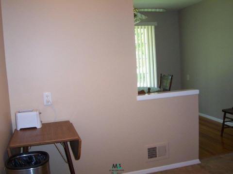 29542 Hoover Road Warren, MI 48093 - Photo 7 of 12 182006-6.JPG