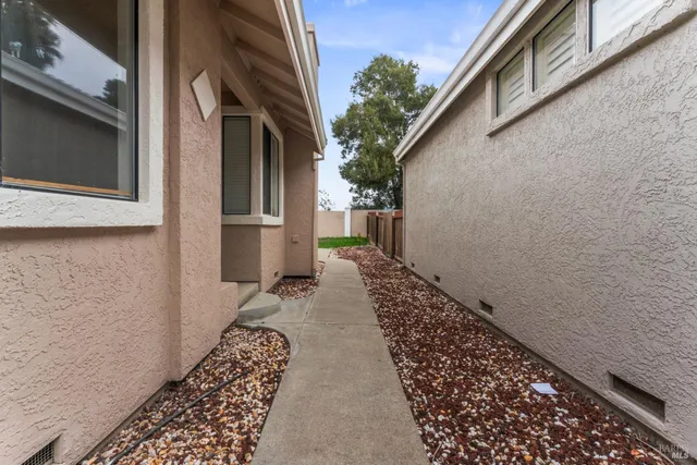 a view of a front of house with a yard
