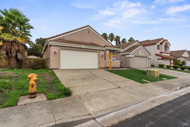 a view of house with garden