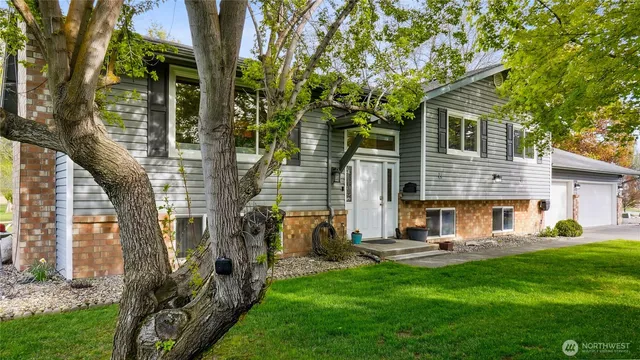 a view of a house with backyard