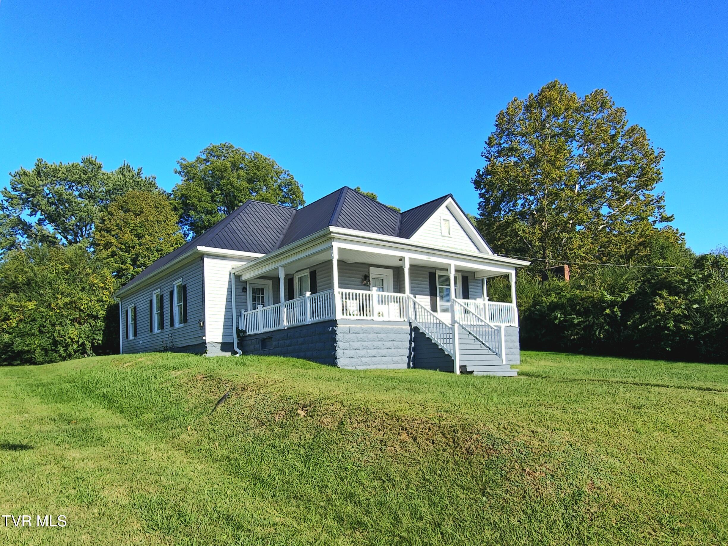 1001 Virginia Avenue, Unit 2 Bristol, TN 37620 - Photo 3 of 15 20251001_165904(1)