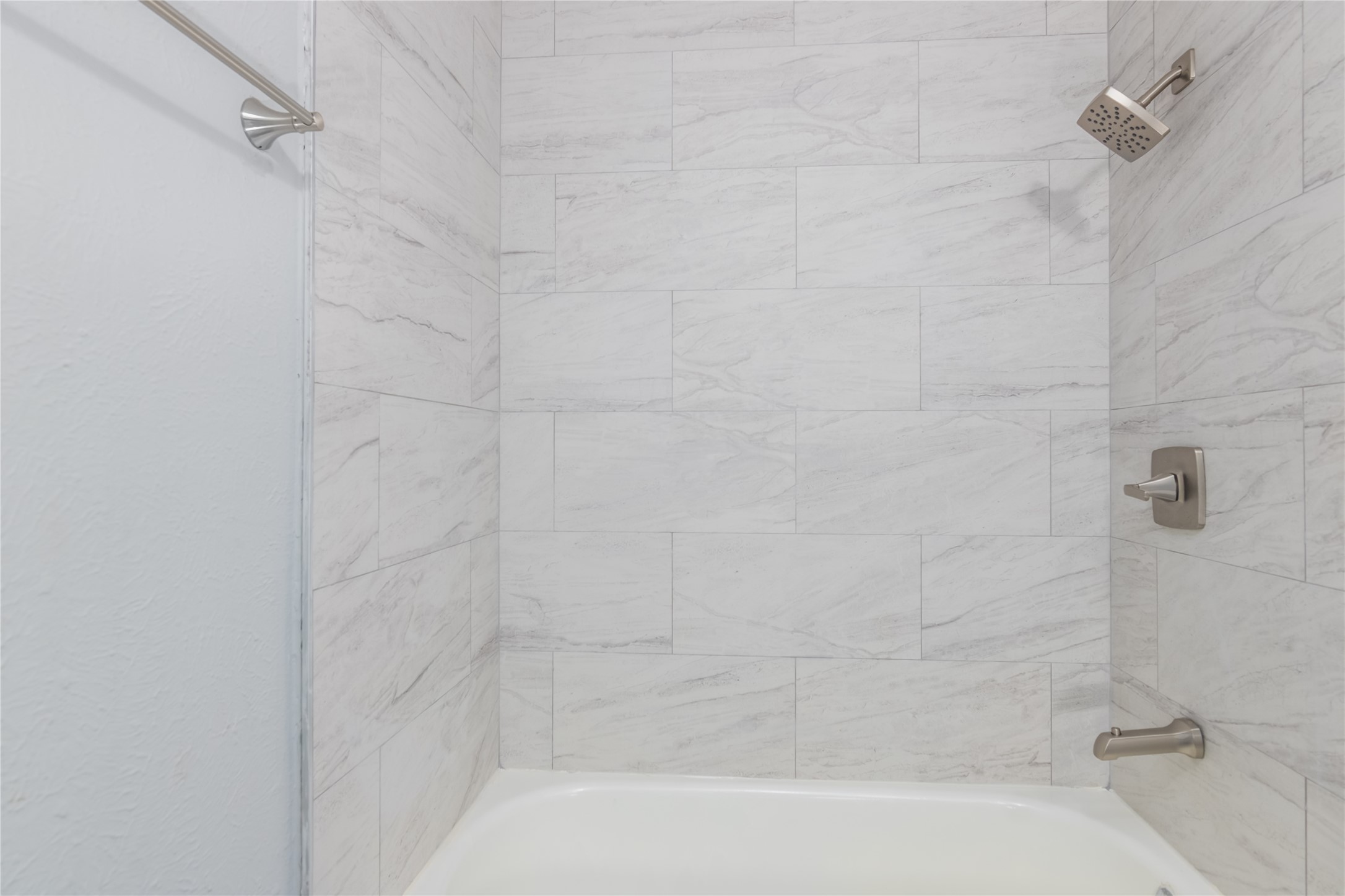 22914 Summer Pine Lane Spring, TX 77373 - Photo 17 of 19 a bathroom with a bathtub